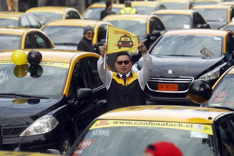 Taxikáři v Evropě protestují proti nové službě Uber.
