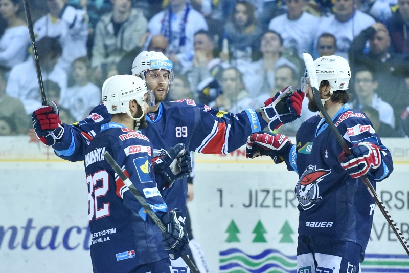 Další působení hokejistů Chomutova v extralize zůstává po pondělním jednání městského zastupitelstva nejasné. Další působení hokejistů Chomutova v extralize zůstává po pondělním jednání městského zastupitelstva nejasné.