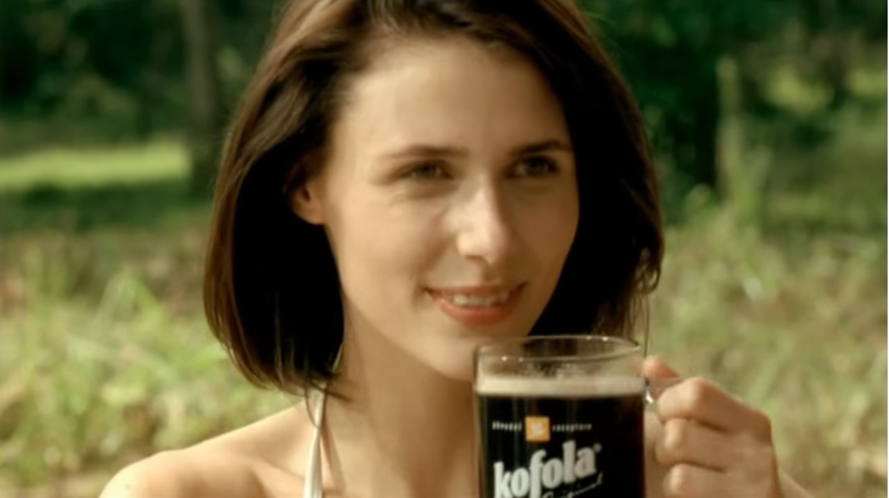 Naďa ze staré reklamy na Kofolu.