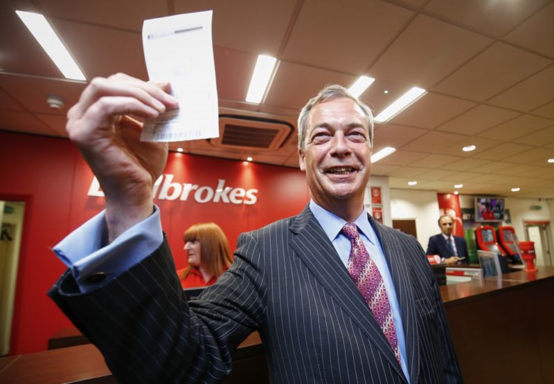 Nigel Farage ukazuje vsazený tiket.