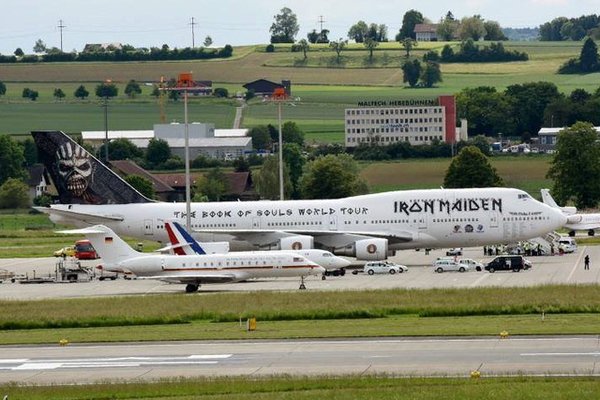 Ed Force One Iron Maiden a skoro až miniaturní tryskáče Angely Merkelové a Françoise Hollanda.