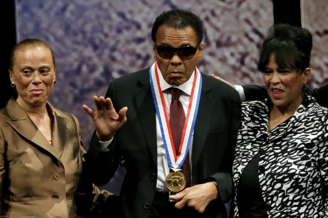 Muhammad Ali s manželkou Lonnie Ali (vlevo) a švagrovou Marilyn Williams.