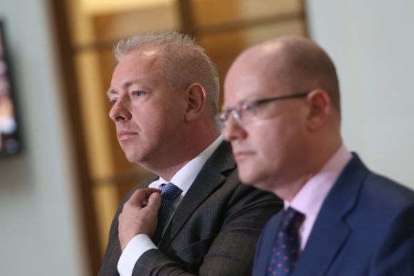 Ministr vnitra Milan Chovanec (vlevo) a premiér Bohuslav Sobotka.