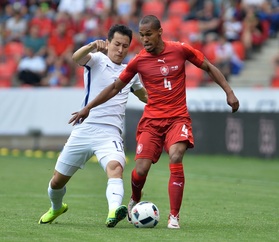 Přípravné fotbalové utkání ČR - Korea se hrálo 5. června v Praze. Zleva Či Tong-won z Koreje a Theodor Gebre Selassie z ČR.