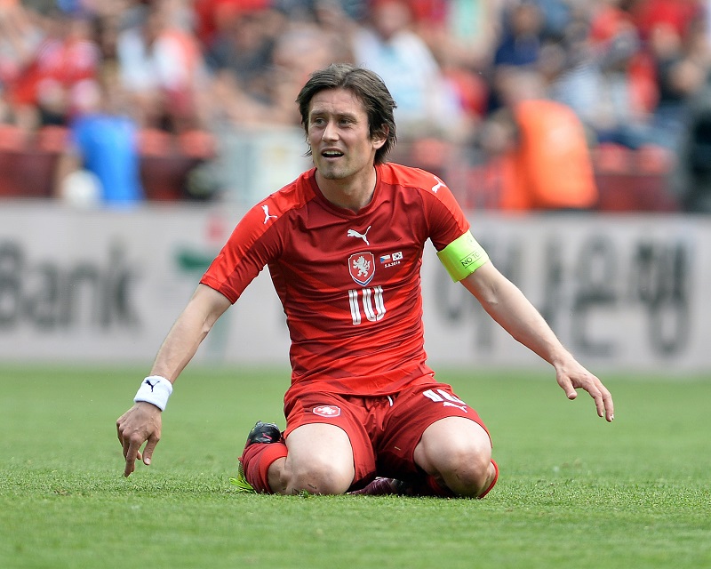 Tomáš Rosický na kolenou. 