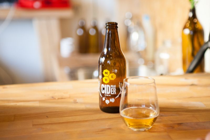 Medový cider novinkou na českém trhu od jablářství F. H. Prager. Medový cider novinkou na českém trhu od jablářství F. H. Prager.