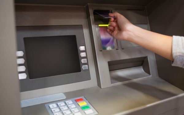 Útoků na platební karty přes bankomaty přibývá. 