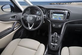 Zafira nové generace přichází s úplně novým interiérem a sdruženým přístrojem.