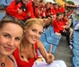 Šárka SlachováPřítel: Jiří Skalák/ Brighton
Šikula Jiří Skalák se může pochlubit opravdu výstavním kouskem. Šárka má šmrnc (chlapi tomu říkají m*d v oku). Co na tom, že už vychovává dvě děti. Když si z blonďatých vlasů udělá copánky, vypadá jak odvážná školačka. Skalák si svou milou hýčká květinami i sexy prádlem, ona zas svého zajíčka vytrvale povzbuzuje na stadionu.