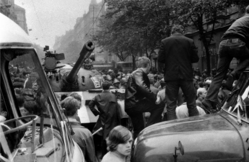Srpnové události 1968 v pražských ulicích - Vinohradská třída.