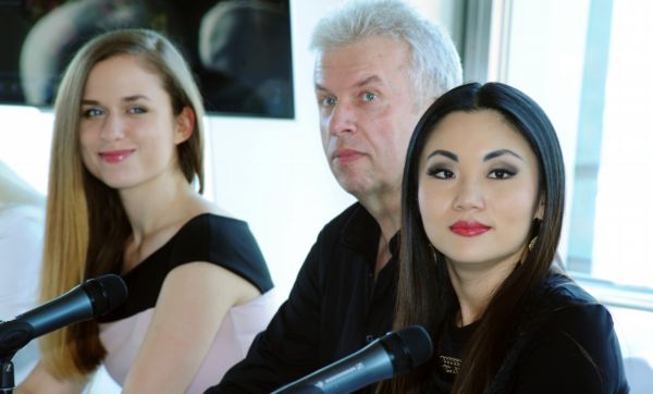 Zleva houslistka Julie Svěcená, houslista Jaroslav Svěcený a cellistka Tina Guo.
