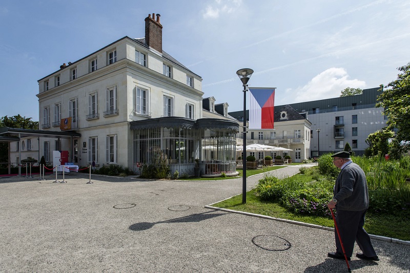 Vlajky vítající repre u hotelu.