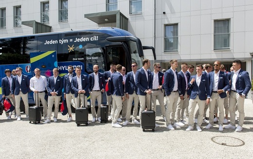 Kompletní výprava v Tours před hotelem.
