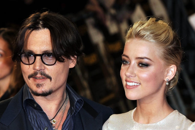 Amber Heard se rozvádí s Johnnym Deppem a obvinila jej z domácího násilí.