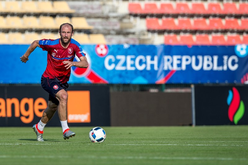 Stoper Roman Hubník musel kvůli problémům s krkem vynechat nedělní generálku českých fotbalistů s Jižní Koreou před úvodním utkáním evropského šampionátu proti Španělsku, po středečním příjezdu týmu do dějiště turnaje Francie už ale naplno trénoval a cítí se stoprocentně fit.
