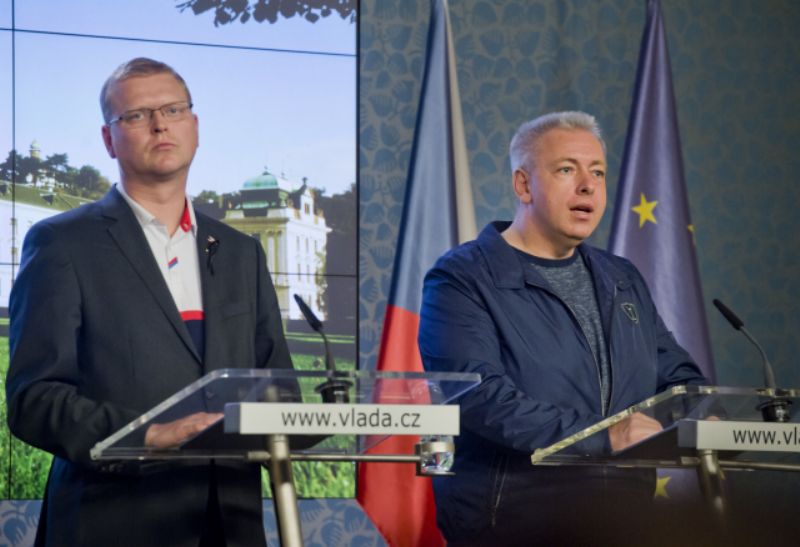 Místopředseda vlády pro vědu, výzkum a inovace Pavel Bělobrádek (vlevo) a ministr vnitra Milan Chovanec. Místopředseda vlády pro vědu, výzkum a inovace Pavel Bělobrádek (vlevo) a ministr vnitra Milan Chovanec.