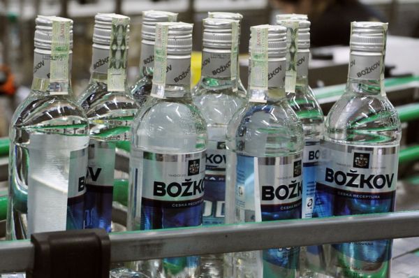 Cena půllitrové vodky v obchodech podraží.