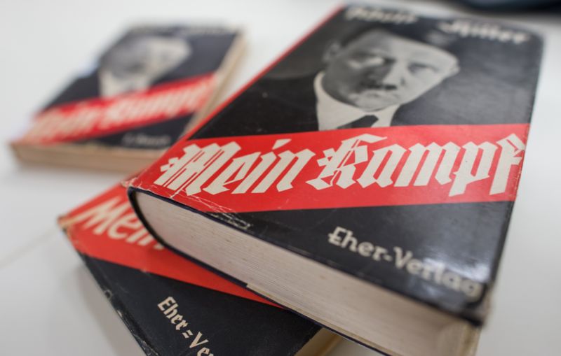 Mein Kampf (ilustrační foto). Mein Kampf (ilustrační foto).