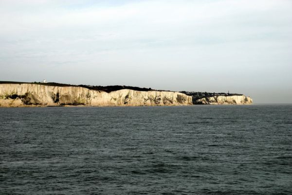 Bílé útesy doverské a kanál La Manche, který odděluje Velkou Británii od severní Francie.