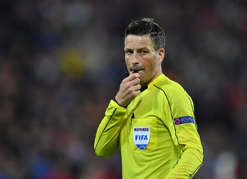 Rozhodčí Mark Clattenburg. 