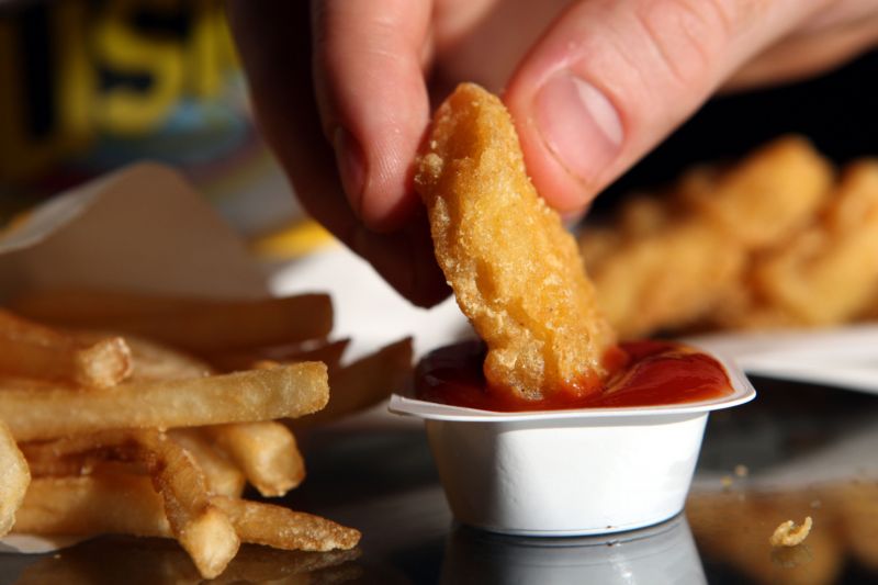 Kuřecí nugetky od McDonald's jsou ze skutečného masa. Společnost pozvala novináře do své výrobní haly v Maďarsku, aby se přesvědčili na vlastní oči.
