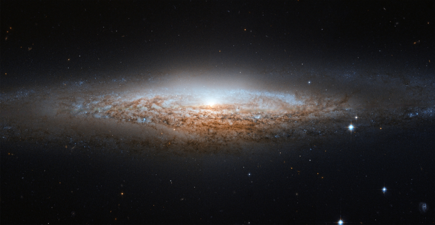 Spirální galaxie NGC 2683, přezdívaná UFO, poněvadž ji vidíme ze strany a vypadá jako létající talíř.