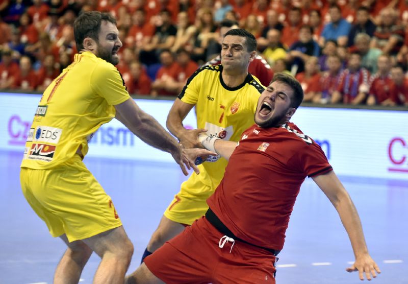 Úvodní utkání play off kvalifikace mistrovství světa házenkářů: ČR - Makedonie, 11. června ve Zlíně. Zleva Nemanja Pribak z Makedonie, Kiril Lazarov z Makedonie a Leoš Petrovský z Česka.