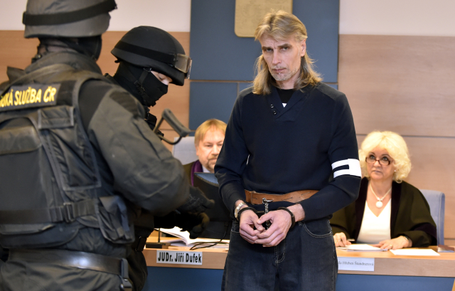 Jiří Večeř u soudu v doprovodu policejní eskorty.