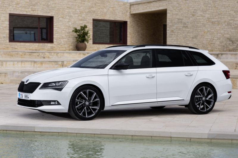 Vlajková loď značky Škoda v provedení kombi a verzi Sportline.