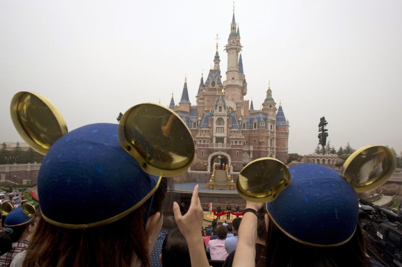 Šanghajský Disneyland se může pyšnit největším zámkem na světě.