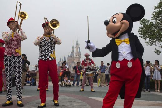 Na zahajovacím ceremoniálu nesměl chybět ani myšák Mickey.