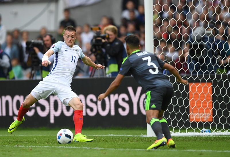 Jamie Vardy po deseti minutách na hřišti vyrovnává na 1:1. 