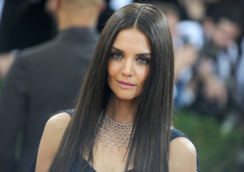 Katie Holmes se musí hodně snažit, aby vykouzlila své dceři úsměv na tváři.