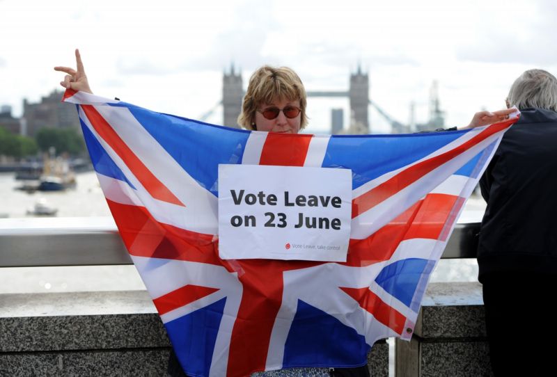 Podle posledních průzkumů začínají mít v chystaném referendu navrch zastánci takzvaného brexitu, tedy odchodu Velké Británie z EU.