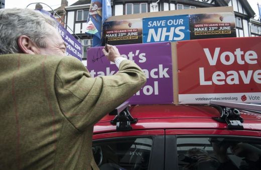 Velkým zastáncem brexitu je předseda Strany nezávislosti Spojeného království Nigel Farage. Ve čtvrtek uspořádal v rámci kampaně velkou plavbu po řece Temži v Londýně.
