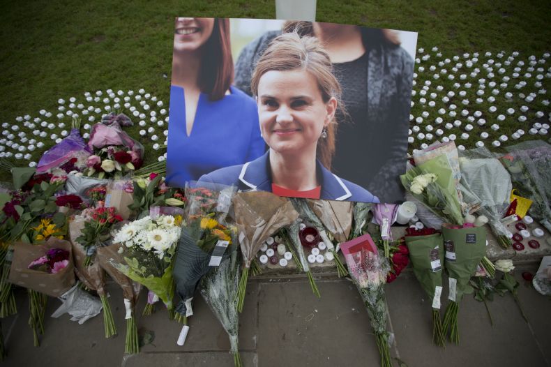 Pieta za zavražděnou poslankyni Jo Coxovou. 