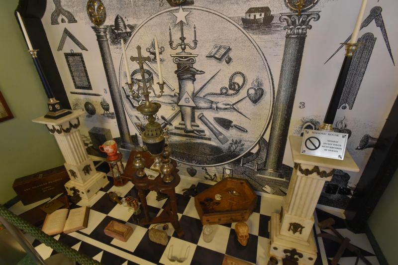 Muzeum tajných spolků nabízí návštěvníkům až 700 exponátů.