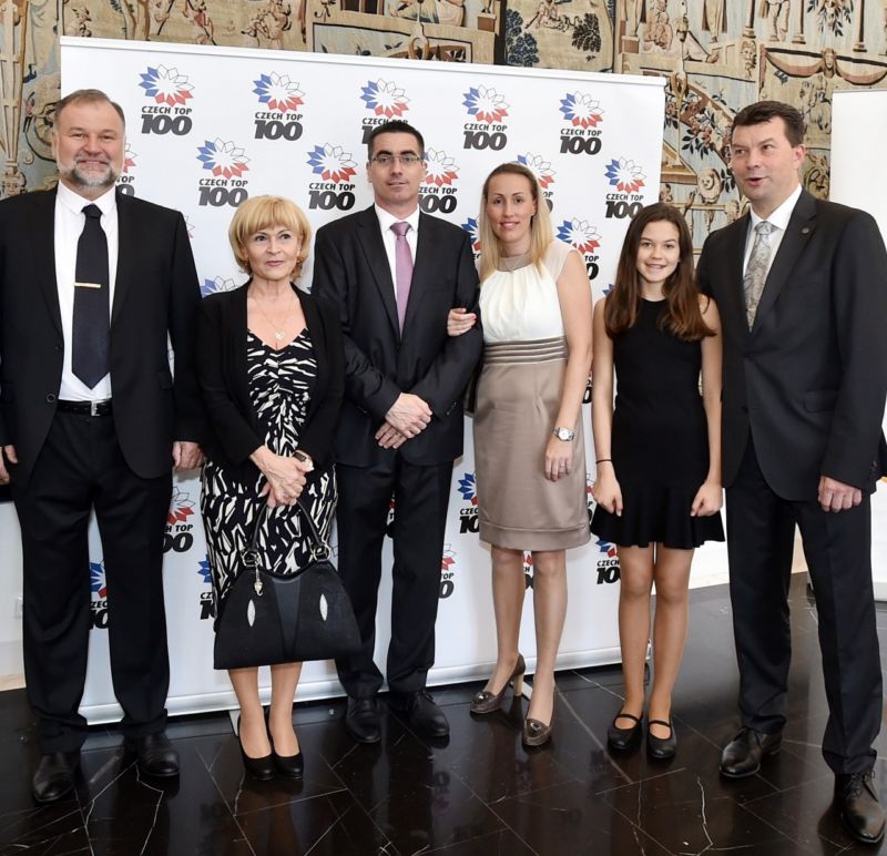 Na fotce zleva: Ing. Jiří Urban, spolumajitel S group holding s manželkou Ivou, JUDr. Robert Špott, jednatel SYNER s manželkou Lucií a Petr Syrovátko, spolumajitel S group holding s dcerou Terezou.