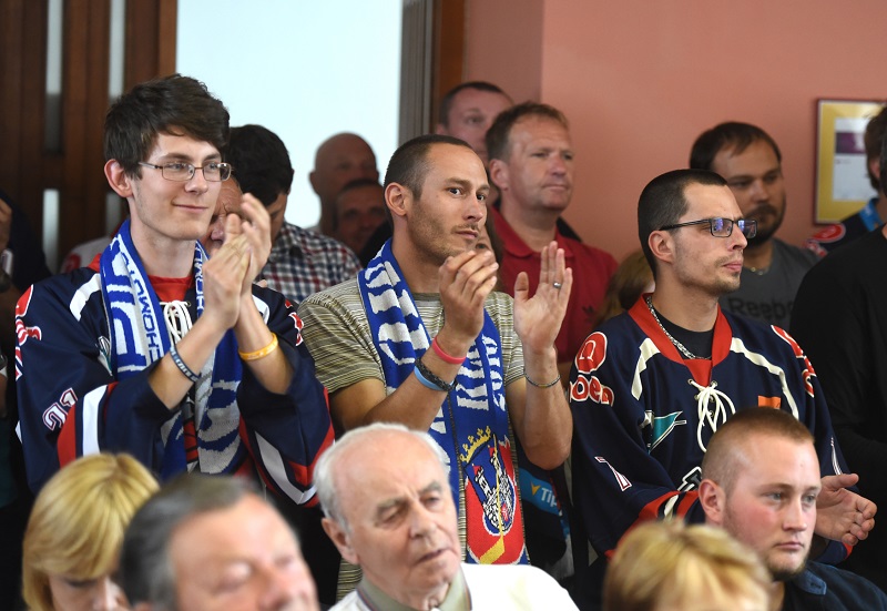 Chomutovští zastupitelé rozhodovali 20. června o příspěvku hokejovému týmu Piráti Chomutov. Přítomni byli i fanoušci týmu.