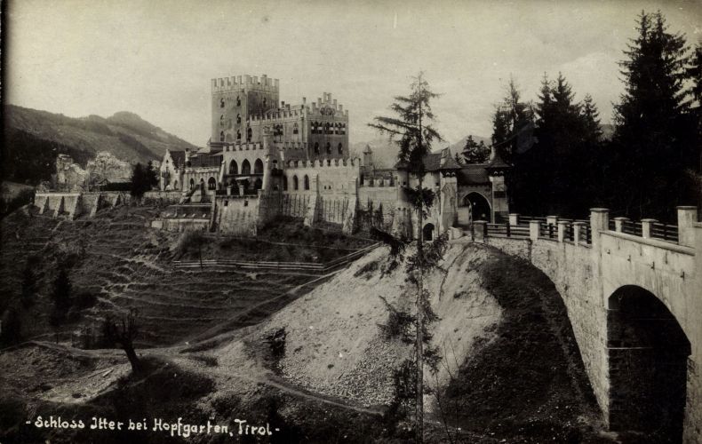 Zámek Itter. Na samém sklonku války se tu odehrála bitva, která by si zasloužila zfilmovat.