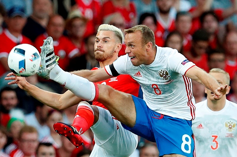Mimořádně tvrdou kritiku si za své výkony na evropském fotbalovém šampionátu vysloužil ruský tým, který se dnes po dvou porážkách v základní skupině vrací z Francie s jediným bodem za úvodní remízu s Anglií. Mimořádně tvrdou kritiku si za své výkony na evropském fotbalovém šampionátu vysloužil ruský tým, který se dnes po dvou porážkách v základní skupině vrací z Francie s jediným bodem za úvodní remízu s Anglií.