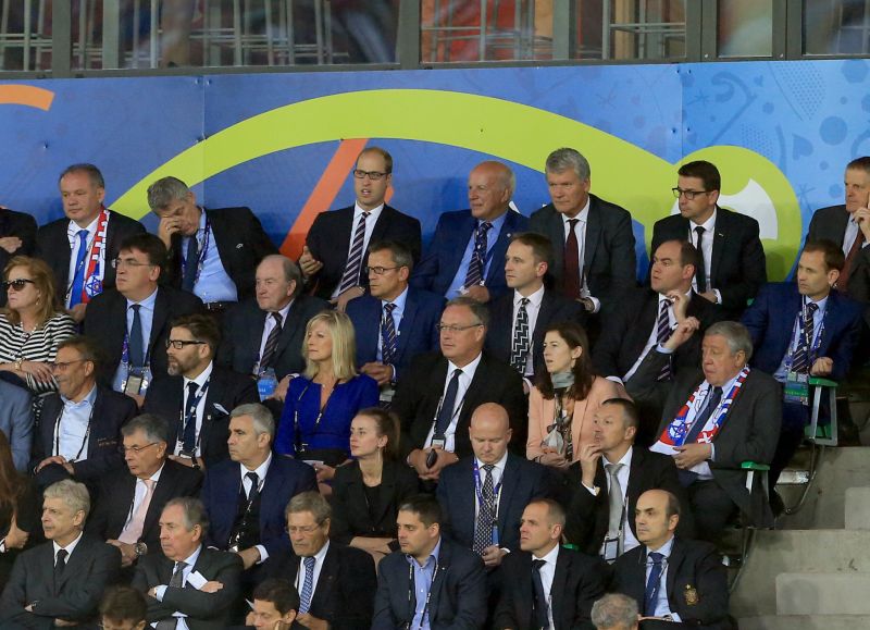 Dočasný šéf UEFA Villar spí při zápase na tribuně vedle člena britské královské rodiny