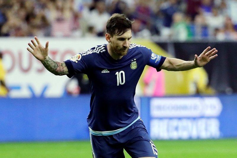 Fotbalisté Argentiny si opět zahrají finále Copy América. V semifinále výročního turnaje porazili v Houstonu domácí celek USA 4:0 i díky výstavní brance Lionela Messiho, který si v reprezentačním dresu připsal 55. gól a překonal národní rekord Gabriela Batistuty.