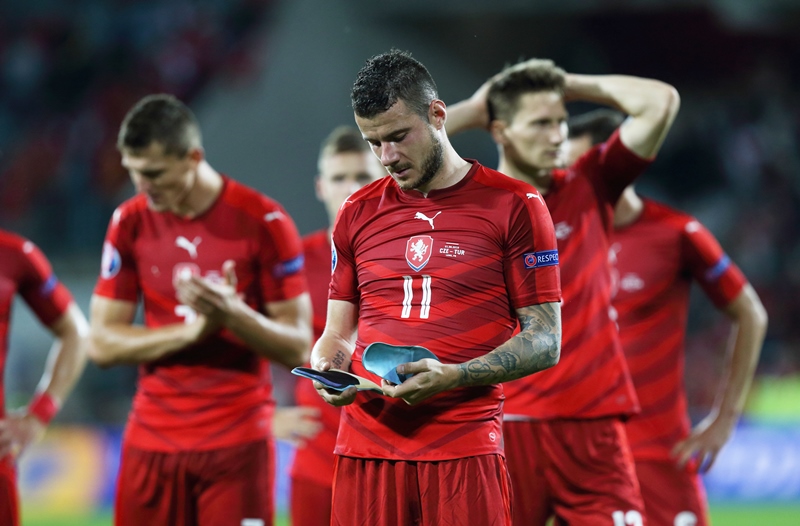 Čeští fotbalisté zažili po úterní porážce 0:2 s Tureckem a vyřazení už v základní skupině evropského šampionátu ve Francii krušnou noc. Čeští fotbalisté zažili po úterní porážce 0:2 s Tureckem a vyřazení už v základní skupině evropského šampionátu ve Francii krušnou noc.