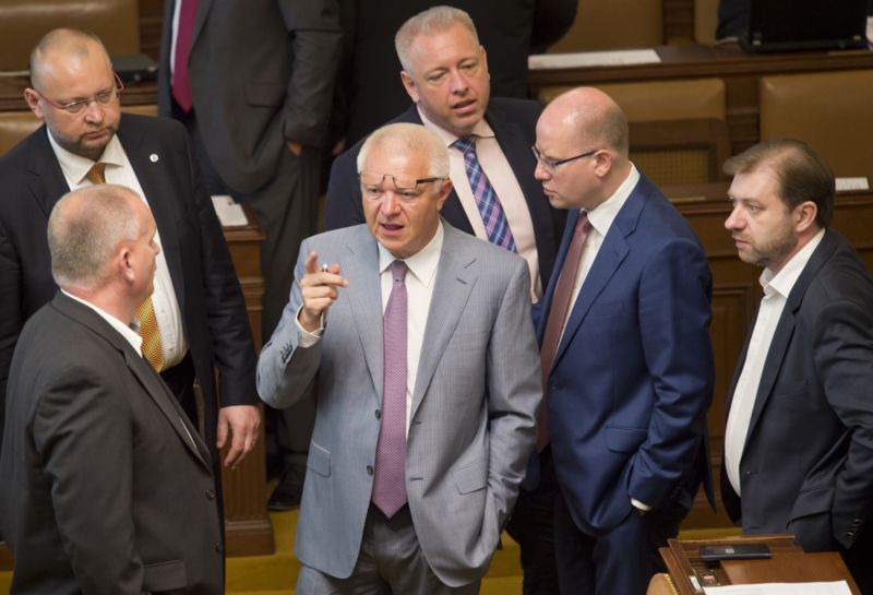 Poslanec B. Schwarz (druhý zleva) na schůzi poslanecké sněmovny. Poslanec B. Schwarz (druhý zleva) na schůzi poslanecké sněmovny.