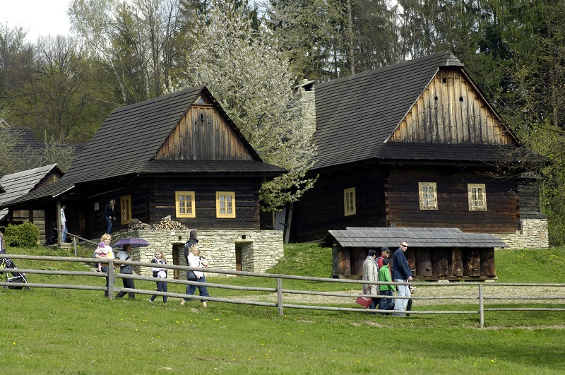 Na kartě hosta je osm slev a výhod, nechybí mezi nimi ani symbol Rožnova - Valašské muzeum v přírodě.