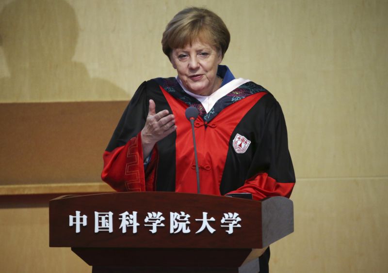 Německá kancléřka v Pekingu, kde přednášela čínským studentům.