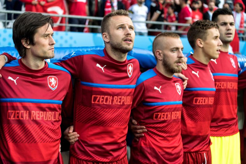 Čeští fotbalisté při zápase na ME s Tureckem