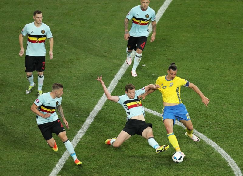 Zlatan Ibrahimovič v obležení belgických hráčů