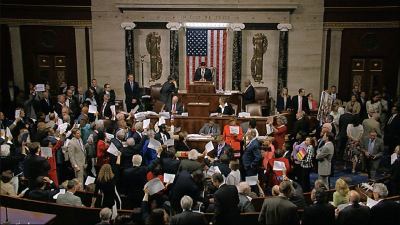 Velký počet poslanců americké Demokratické strany v noci uspořádal ve Sněmovně reprezentantů protest v sedě s cílem prosadit hlasování o kontrole držení zbraní. 